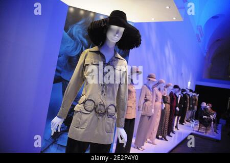 L'atmosphère à l'exposition Yves Saint Laurent lancement au petit Palais à Paris, France le 10 mars 2010. Photo de Nicolas Briquet/ABACAPRESS.COM Banque D'Images