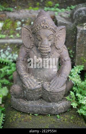 Indonésie Bali - Ubud Balinais fait main Ganesha l'éléphant hindou statue de pierre de dieu Banque D'Images