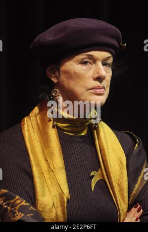 Anny Duperey participe à la conférence de presse 'Gala de l'Union' au théâtre des trois Baudets à Paris, France, le 11 mars 2010. Photo de Giancarlo Gorassini/ABACAPRESS.COM Banque D'Images