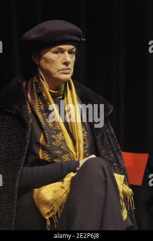 Anny Duperey participe à la conférence de presse 'Gala de l'Union' au théâtre des trois Baudets à Paris, France, le 11 mars 2010. Photo de Giancarlo Gorassini/ABACAPRESS.COM Banque D'Images