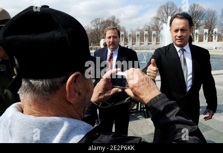 Un ancien combattant de la Seconde Guerre mondiale prend en photo l'acteur Tom Hanks lors d'une cérémonie commémorative de la Seconde Guerre mondiale pour rendre hommage aux anciens combattants de la Seconde Guerre mondiale du Pacifique le 11 mars 2010 à Washington D.C., États-Unis. Photo par Olivier Douliery/ABACAPRESS.COM Banque D'Images