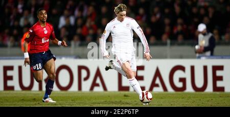 Franck Beria de Lille se bat pour le ballon avec Fernando Torres de Liverpool lors du match de football de l'Europa League Lille OSC (LOSC) vs Liverpool au stade Lille Metropole de Lille, au nord de la France, le 11 mars 2010. Lille a gagné 1-0. Photo de Mikael Libert/ABACAPRESS.COM Banque D'Images