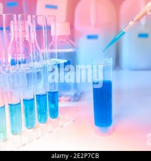 Science et biologie moléculaire, image panoramique. Tubes en plastique pour l'analyse pcr de l'adn et de l'arn, pipette automatique et tubes avec réactifs Banque D'Images