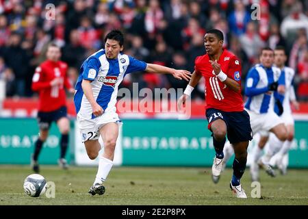 Franck Beria de Lille se bat pour le ballon avec Matsui de Grenoble lors du match de football de la première Ligue française, Lille OSC vs Grenoble F38 au stade Lille Metropole de Lille, France, le 14 mars 2010. Lille a gagné 1-0. Photo de Mikael Libert/ABACAPRESS.COM Banque D'Images