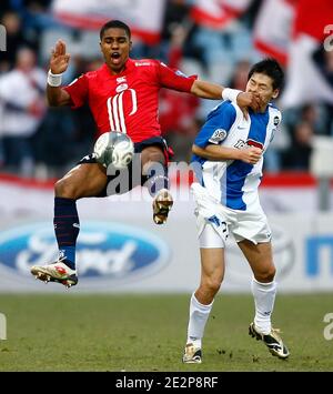 Franck Beria de Lille se bat pour le ballon avec Matsui de Grenoble lors du match de football de la première Ligue française, Lille OSC vs Grenoble F38 au stade Lille Metropole de Lille, France, le 14 mars 2010. Lille a gagné 1-0. Photo de Mikael Libert/ABACAPRESS.COM Banque D'Images