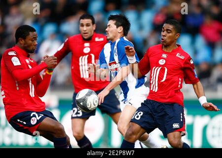 Rio MAvuba (L) et Franck Beria de Lille se disputent le ballon avec Matsui de Grenoble lors du match de football de la première Ligue française, Lille OSC vs Grenoble F38 au stade Lille Metropole de Lille, France, le 14 mars 2010. Lille a gagné 1-0. Photo de Mikael Libert/ABACAPRESS.COM Banque D'Images