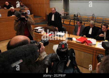 Jacques Viguier entourage de ses avocats Maître Eric Dupond-Moretti et Maître Levy cors de son corce en appel, Cour d'assises du Tarn a Albi, France, le 15 mars 2010. Photo Manuel Blondau/AOP.Press/ABACAPRESS.COM Banque D'Images