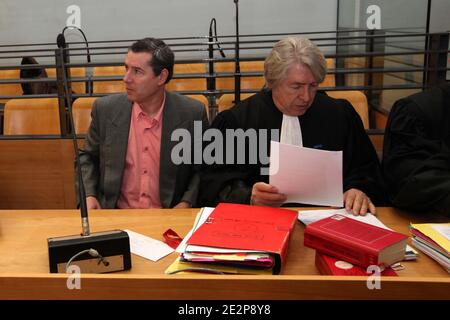 Jacques Viguier aux cotes de son avocat Maître Levy lors de son procès en appel, Cour d'assises du Tarn a Albi, France, le 15 mars 2010. Photo Manuel Blondau/AOP.Press/ABACAPRESS.COM Banque D'Images