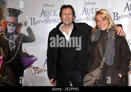 Antoine de Maximy et sa petite amie assistent à la première d'Alice au pays des merveilles au théâtre Mogador de Paris, France, le 15 mars 2010. Photo de Giancarlo Gorassini/ABACAPRESS.COM Banque D'Images