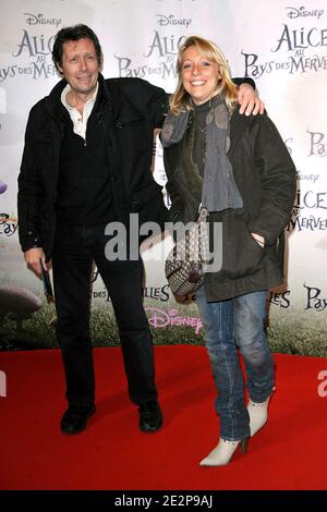 Antoine de Maximy et sa petite amie assistent à la première d'Alice au pays des merveilles au théâtre Mogador de Paris, France, le 15 mars 2010. Photo de Giancarlo Gorassini/ABACAPRESS.COM Banque D'Images