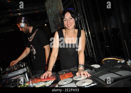 Beatrice Ardisson DJing à l'occasion du lancement du journal « France soir », à Beaubourg , à Paris, en France, le 16 mars 2010. Photo de Thierry Orban/ABACAPRESS.COM Banque D'Images