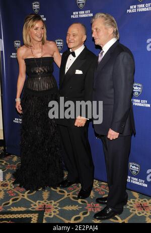 L'actrice Sharon Stone, le commissaire de police de la ville de New York Raymond Kelly et l'acteur Michael Douglas assistent au 32e Gala annuel de la Fondation de police de la ville de New York, au Waldorf Astoria à New York, le 16 mars 2010. Photo de S.Vlasic/ABACAPRESS.COM (photo : Sharon Stone, Raymond Kelly, Michael Douglas) Banque D'Images