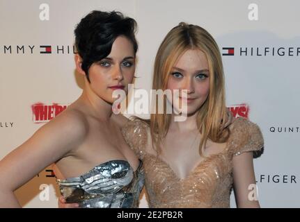 Kristen Stewart (L) et Dakota Fanning arrivent pour la première de « The Runaways » à New York, NY, États-Unis, le 17 mars 2010. Photo de Slaven Vlasic/ABACAPRESS.COM Banque D'Images