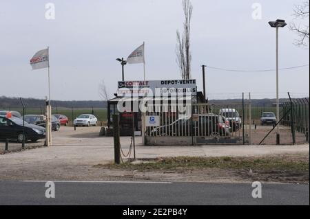 Photo prise le 18 mars 2010 à Dammarie-les-Lys, une banlieue sud-est de Paris, montre un garage près du site où un policier est mort dans une fusillade avec des hommes armés de langue basque liés par les médias espagnols au groupe séparatiste armé basque ETA. La fusillade a éclaté près de Dammarie-les-Lys, à 50 kilomètres (30 miles) au sud-est de la capitale française, après qu'une patrouille de police ait vérifié l'identité d'un groupe qui avait volé des voitures dans un garage. L'ETA, considéré comme un groupe terroriste par l'Union européenne et les États-Unis, est accusé de 828 morts dans sa campagne d'indépendance de 41 ans pour TH Banque D'Images