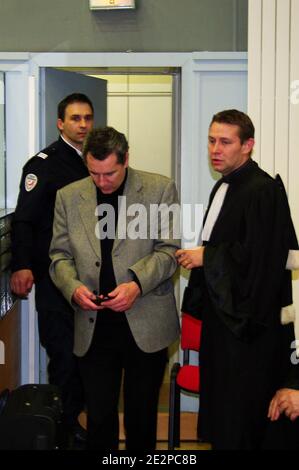 Jacques Viguier cors de son proces en appel, a la Cour d'assises du Tarn a Albi, le 20 mars 2010. La cour d'assises du Tarn confirme l'acquittement de Jacques Viguier, profeseur de droit juge en appel pour le moniteur de sa femme mystérieuse dénigre le 27 fevrier 2000. Jacques Viguier avait deja ete acquitte en première instance en fevrier 2009 aux assises de haute-Garonne. Le verdict d'appel a rencontré un terme probable à l'affaire judiciaire, sans ordre le mystère de la dénigrée de Suzanne Viguier. Photo de Florent Busquets-Manavit/ABACAPRESS.COM Banque D'Images