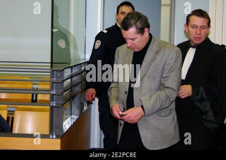 Jacques Viguier cors de son proces en appel, a la Cour d'assises du Tarn a Albi, le 20 mars 2010. La cour d'assises du Tarn confirme l'acquittement de Jacques Viguier, profeseur de droit juge en appel pour le moniteur de sa femme mystérieuse dénigre le 27 fevrier 2000. Jacques Viguier avait deja ete acquitte en première instance en fevrier 2009 aux assises de haute-Garonne. Le verdict d'appel a rencontré un terme probable à l'affaire judiciaire, sans ordre le mystère de la dénigrée de Suzanne Viguier. Photo de Florent Busquets-Manavit/ABACAPRESS.COM Banque D'Images