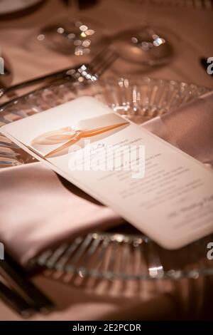 Table élégante et menu décoratif pour un éclairage tamisé dîner de mariage Banque D'Images