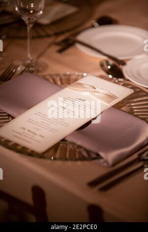 Table élégante et menu décoratif pour un éclairage tamisé dîner de mariage Banque D'Images