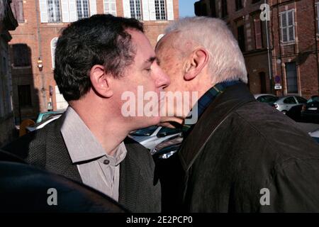 Jacques Viguier embrasse son pere un fils arrivee a la Cour d'assises du Tarn Lors de procès en appel a Albi, France, le 19 mars 2010. Photo Pascal Parrot/ABACAPRESS.COM Banque D'Images