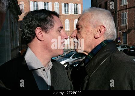 Jacques Viguier embrasse son pere un fils arrivee a la Cour d'assises du Tarn Lors de procès en appel a Albi, France, le 19 mars 2010. Photo Pascal Parrot/ABACAPRESS.COM Banque D'Images