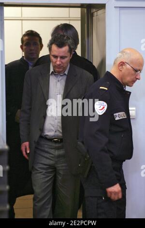 Jacques Viguier arrive dans la salle d'audience de la Cour d'assises du Tarn lors de son procès en appel a Albi, France, le 19 mars 2010. Photo Pascal Parrot/ABACAPRESS.COM Banque D'Images