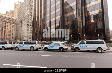 Une ligne de véhicules de police NYPD est à l'extérieur de la Trump International Hotel au 1 Central Park West à Manhattan Banque D'Images