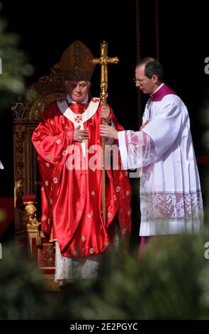 Le pape Benoît XVI mène la messe du dimanche des palmes sur la place Saint-Pierre au Vatican , le 28 mars 2010. Photo par Eric Vandeville/ABACAPRESS.COM Banque D'Images