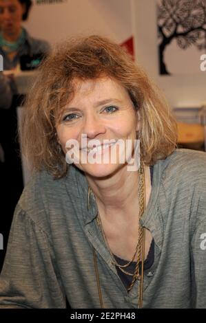 Florence Aubenas signe des copies de son livre lors de la 30ème Foire du Livre de Paris (salon du Livre de Paris) tenue au Parc des Expositions, porte de Versailles à Paris, France le 28 mars 2010. Photo de Briquet-Gorassini/ABACAPRESS.COM Banque D'Images