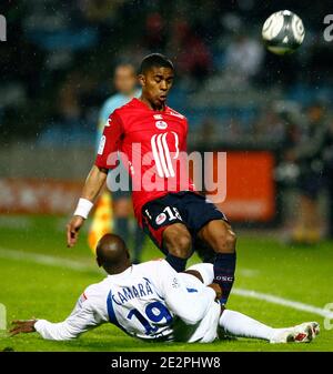 Franck Beria de Lille lutte pour le ballon avec Souleymane Camara de Montpellier lors du match de football de la première Ligue française, Lille OSC vs Montpellier HSC au stade Lille Metropole de Lille, au nord de la France, le 28 mars 2010. Lille a gagné 4-1. Photo de Mikael Banque D'Images