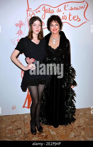 Anny Duperey et sa fille Sara Giraaudeau assistent au 49e 'Gala de l'Union des artistes' qui s'est tenu au Cirque d'hiver Bouglione à Paris, en France, le 29 mars 2010. Photo Thierry Orban/ABACAPRESS.COM Banque D'Images