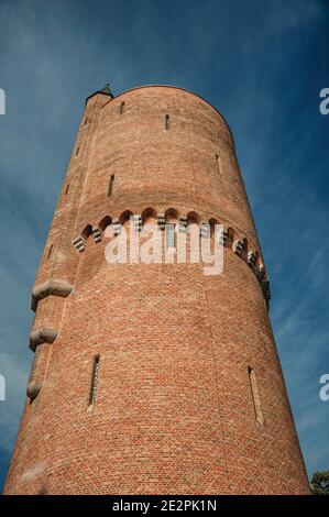 Gros plan de la tour en briques et du ciel bleu, tôt le matin à Bruges. Une ville gracieuse qui est un site du patrimoine mondial de l'UNESCO. Nord-Ouest de la Belgique. Banque D'Images