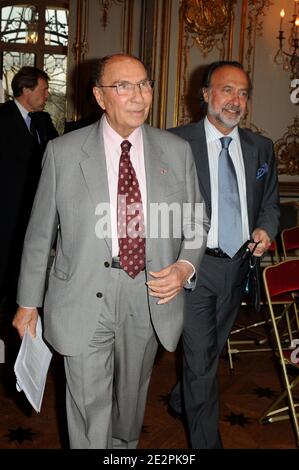 Serge Dassault (L), Président d'honneur du Groupe Dassault, et son fils Olivier Dassault, Directeur général de Dassault communication arrivent à une conférence de presse pour annoncer le lancement du projet de restauration de l'Arc de Triomphe de l'Etoile à Paris, France, le 30 mars, 2010.æDassault Groupe a offert 800,000 euros pour la restauration des quatre groupes de sculpturales colossaux de l'Arc, 'le Triumph de 1810' (par Cortot), 'Resistance' et 'paix' (tous deux par Antoine Etex) et 'la fête des volontaires de 1792' communément appelée 'la Marseillaise' (par François Marserude). Photo de Nicolas Briquet/ABACAPRESS.COM Banque D'Images