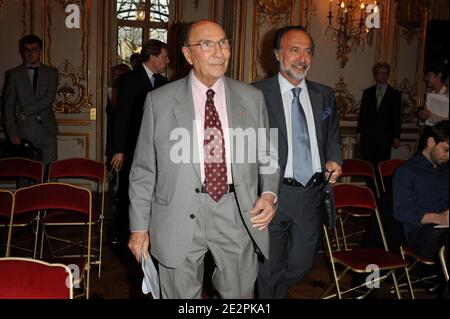 Serge Dassault (L), Président d'honneur du Groupe Dassault, et son fils Olivier Dassault, Directeur général de Dassault communication arrivent à une conférence de presse pour annoncer le lancement du projet de restauration de l'Arc de Triomphe de l'Etoile à Paris, France, le 30 mars, 2010.æDassault Groupe a offert 800,000 euros pour la restauration des quatre groupes de sculpturales colossaux de l'Arc, 'le Triumph de 1810' (par Cortot), 'Resistance' et 'paix' (tous deux par Antoine Etex) et 'la fête des volontaires de 1792' communément appelée 'la Marseillaise' (par François Marserude). Photo de Nicolas Briquet/ABACAPRESS.COM Banque D'Images