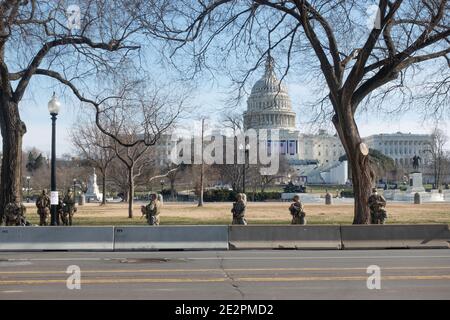 WASHINGTON, DC - JAN. 14, 2021: La Garde nationale veille autour du Capitole des États-Unis dans un spectacle de force en prévision des manifestations extrémistes de Trump et de l'inauguration prochaine de Joe Biden. Banque D'Images