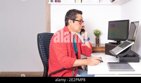 Piano et pianiste, apprentissage du piano avec application avec tablette Banque D'Images