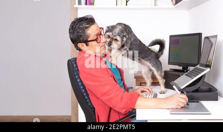 Piano et pianiste, apprentissage du piano avec application avec tablette Banque D'Images