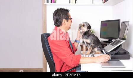 Piano et pianiste, apprentissage du piano avec application avec tablette Banque D'Images