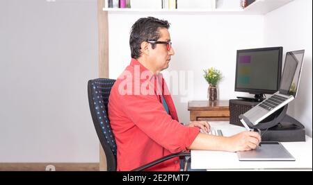 Piano et pianiste, apprentissage du piano avec application avec tablette Banque D'Images