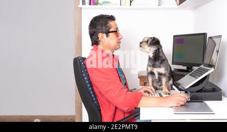 Piano et pianiste, apprentissage du piano avec application avec tablette Banque D'Images