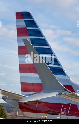 Le winglet distinctif d'un avion American Airlines 737 MAX est encadré contre le stabilisateur vertical à l'usine Boeing de Renton à Renton, a été Banque D'Images