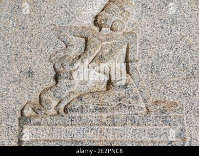 Hampi, Karnataka, Inde - 5 novembre 2013 : temple de Vijaya Vitthala. Gros plan de la fresque en pierre grise de la mère et de l'enfant. Banque D'Images