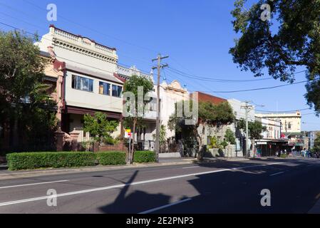 Terrasses victoriennes historiques le long de Cleveland Street Redfern Sydney Australie Banque D'Images