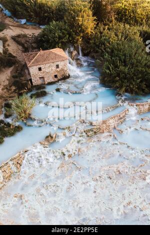 Vue panoramique aérienne des célèbres sources chaudes de Saturnia, enchâssées dans le paysage pendant une belle matinée au lever du soleil en été, Grosseto, Toscane, Italie Banque D'Images