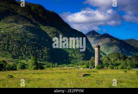 Le Glenfinnan Monument érigé en 1815, pour commémorer les hommes de guerre Jacobite qui ont combattu et sont morts dans la cause du prince Bonny Charlie. Loch Shiel Banque D'Images