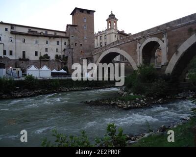 Pont caché au-dessus de la rivière Reno au coeur de Rome Banque D'Images