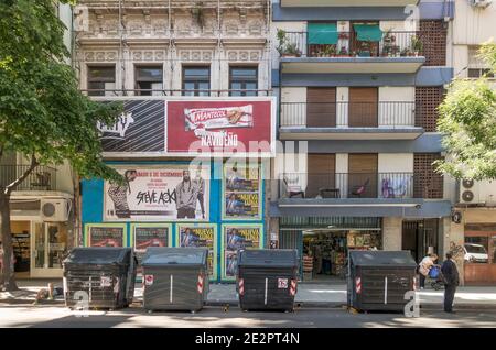 Poubelles dans la rue à Buenos Aires, Argentine Banque D'Images