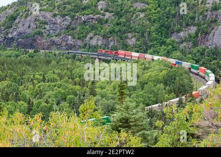 Train de conteneurs du canadien Pacifique en direction de Thunder Bay sur la ligne de chemin de fer longeant le lac supérieur (pays plat, Ontario, Canada) Banque D'Images