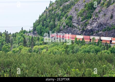 Train de conteneurs du canadien Pacifique en direction de Thunder Bay sur la ligne de chemin de fer longeant le lac supérieur (pays plat, Ontario, Canada) Banque D'Images