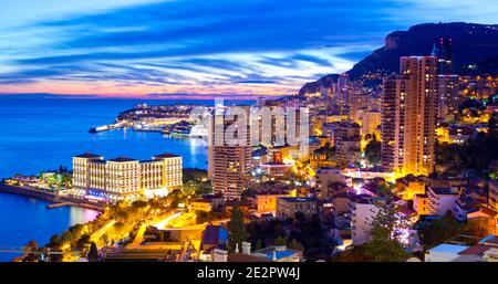 Monaco, Monaco. 29 décembre 2017. Monte Carlo, Monaco - 29 décembre 2017 : vue panoramique atmosphère. Mer, Meer, Mare, Himmel, Cloud, nuages, ciel, yacht, Yachten, Wolken, Sundowner, Blue Hour, Luxus, Luxe, soirée, nuit, Urlaub, vacances, vacances, Tourismus, Tourisme, Blau, son | usage dans le monde entier crédit: dpa/Alamy Live News Banque D'Images