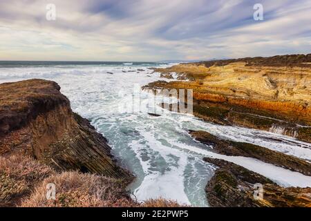 De grandes vagues s'écrasant le long de la côte dans le parc d'État de Montaña de Oro, Californie centrale, États-Unis Banque D'Images